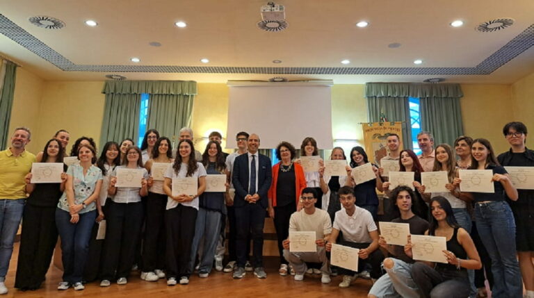 Diplomi EsaBac: la consegna a 32 studenti del Liceo “Carlo Livi” di Prato