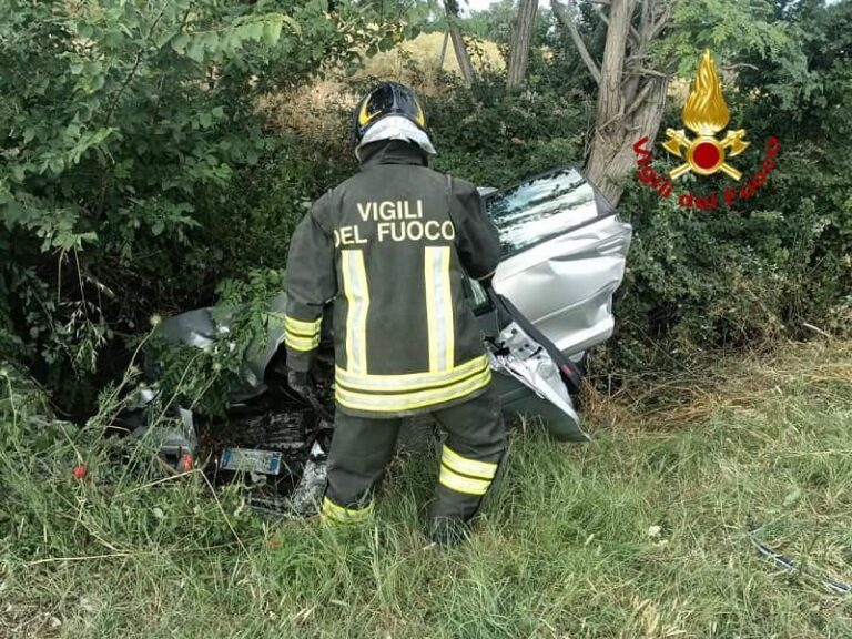 Auto fuori strada a Grosseto, muore il padre, ferita la figlia di 6 anni