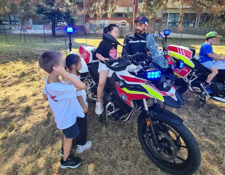 Educazione stradale, la Polizia Locale incontra i ragazzi del centro estivo “Repubblica dello Sport”