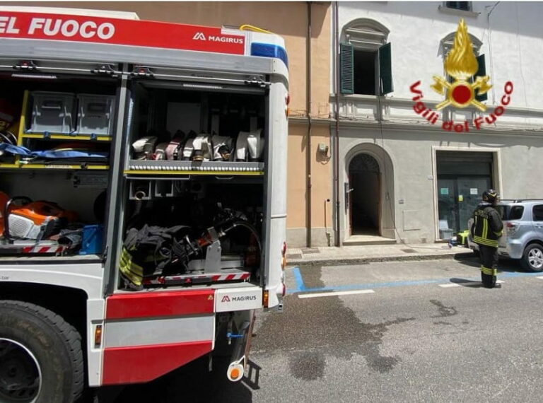 Incendio in un appartamento di via Frosini. Si è temuto che qualcuno vi fosse intrappolato