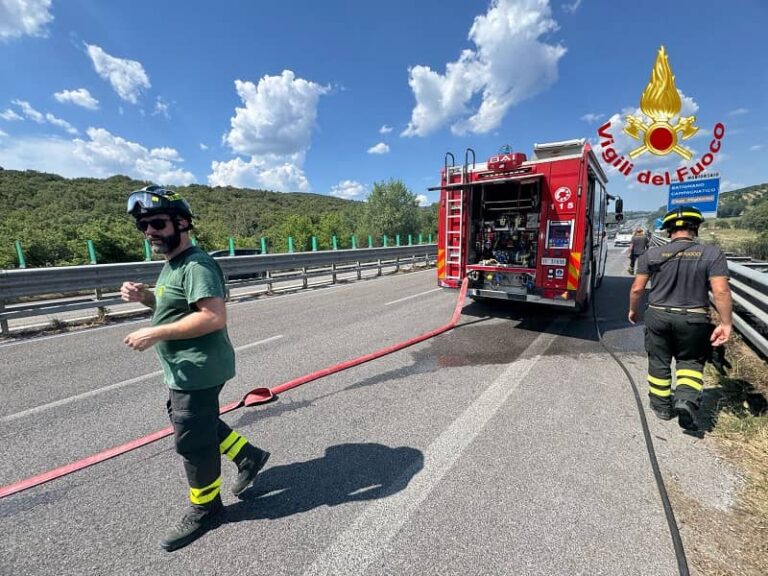 Vigili del fuoco al lavoro su diversi incendi fra Arezzo e Grosseto