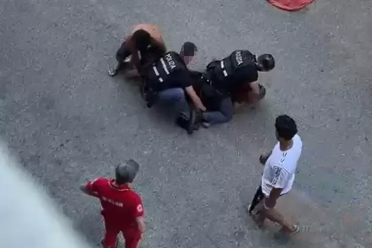 Un uomo ammanettato muore durante un intervento della polizia a Bologna