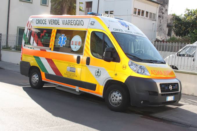 Massarosa, muore ciclista travolto da un’auto