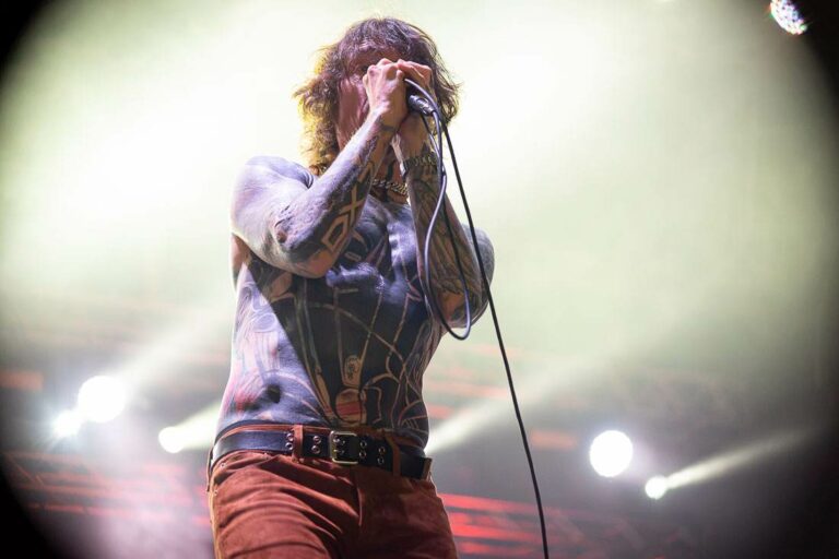 La notte dei The Darkness: il rock torna a far brillare il Pistoia Blues