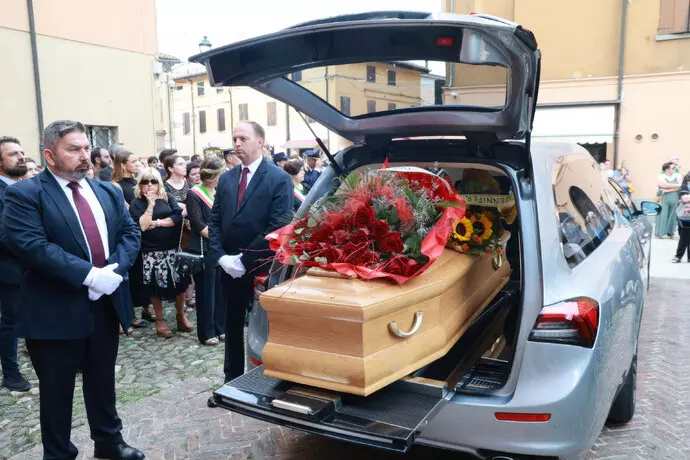 Morta nell’attentato a Modena, addio sulle note di Vasco e palloncini in cielo