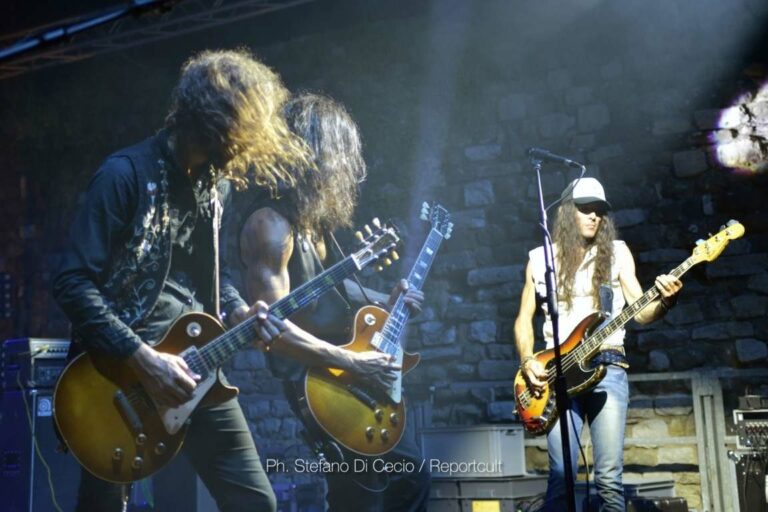 Un rock potente e dalle molte anime: intervista agli Small Jackets