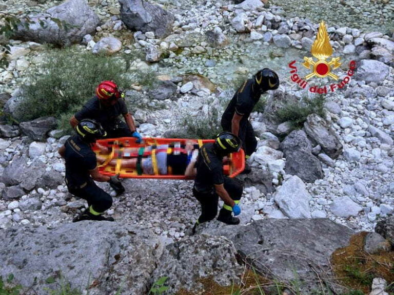 Donna cade nel greto del fiume Renara soccorsa dai vigili del fuoco