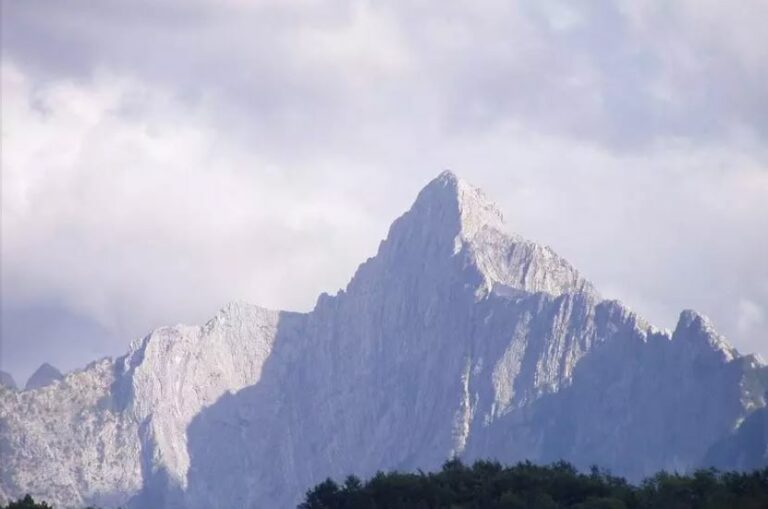 Scalatore appeso alla parete sulle Apuane, soccorritori al lavoro da ore