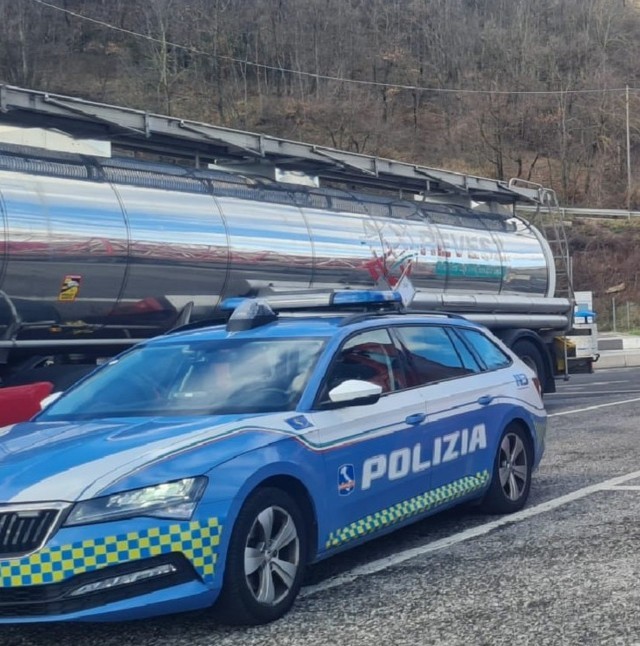 Tasso alcolemico tre volte superiore, il conducente si giustifica: “Troppo aceto nell’insalata”