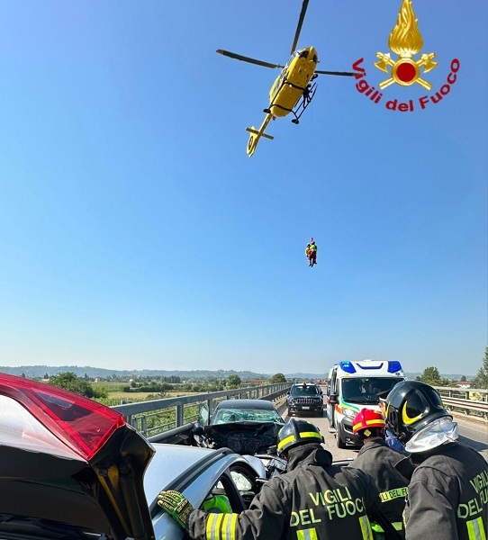 Scontro frontale con un’auto in fuga dai Cc, grave una 51enne a Fucecchio