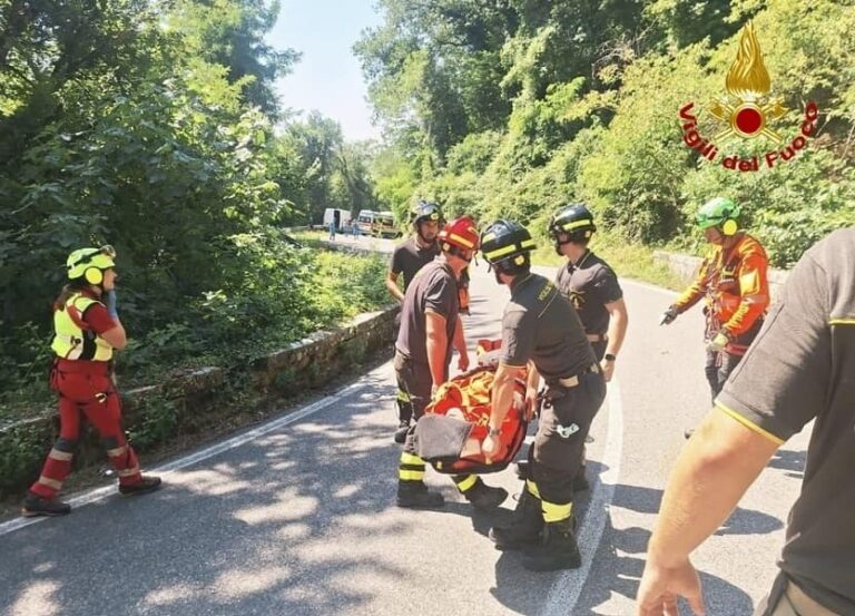 Cade da un ponte con la bici nel Senese, grave uomo di 68 anni