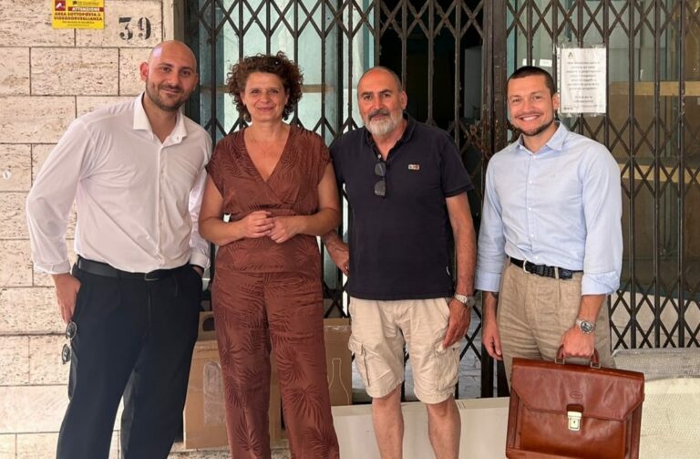 Un laboratorio di ceramica al posto di una vetrina vuota da oltre 12 anni: si riaccende la luce nella Galleria Nazionale a Pistoia
