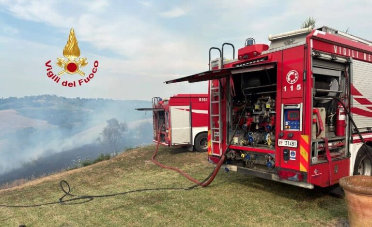 Vasto incendio boschivo a Certaldo, in località Pian Grande, minaccia alcune abitazioni