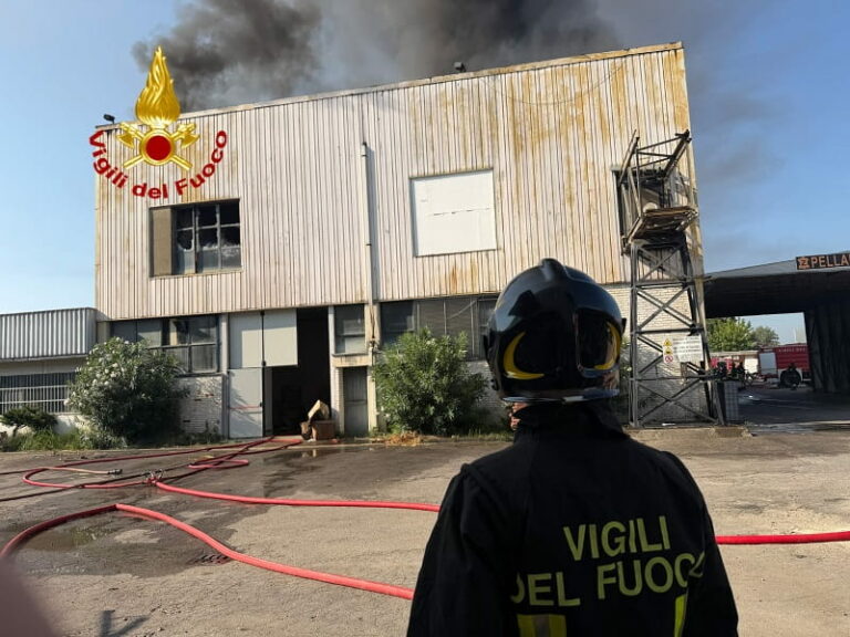 Incendio in una ditta di pellami, densa colonna di fumo dall’Osmannoro