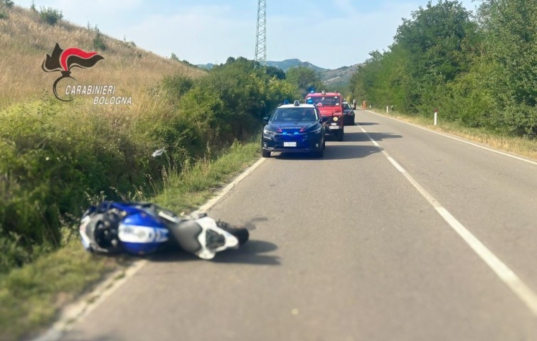 Scontro fra moto e camion nel Bolognese, muore 24enne