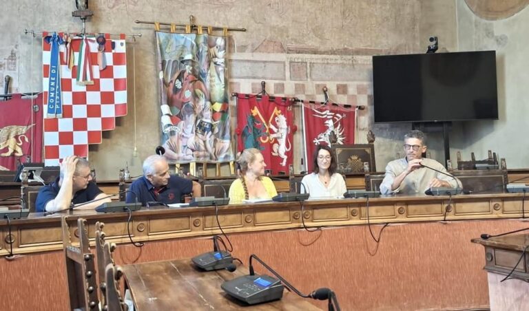 Presentato il “drappo” della Giostra dell’Orso che richiama Pistoia Capitale Italiana del Libro