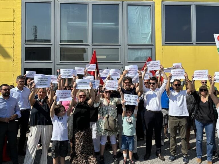 La protesta dei lavoratori dei call center. Presidio dei sindacati alla Tecnocall di Pistoia