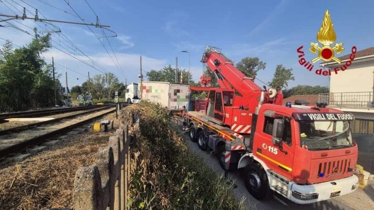 Autocarro blocca un passaggio a livello ad Altopascio. Ferrovia paralizzata per oltre tre ore
