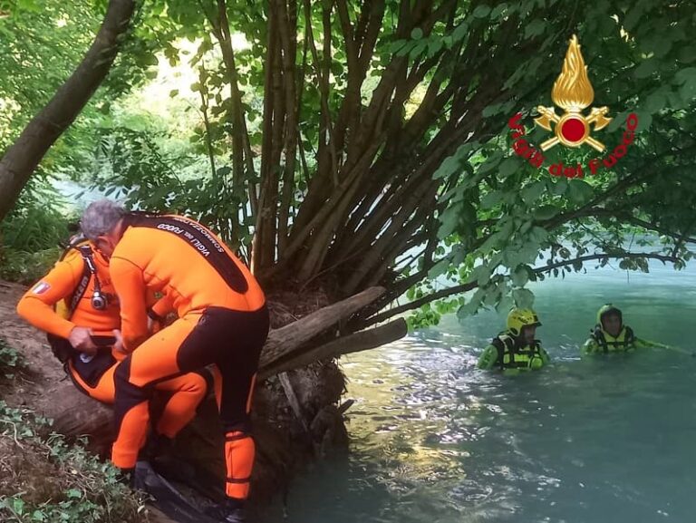 Si tuffa nell’Elsa e non riemerge. Recuperato dai sommozzatori dei VV.F.