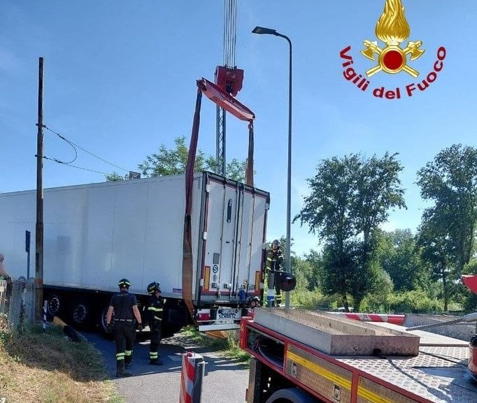 Altopascio. Autoarticolato si ferma sui binari, circolazione interrotta per due ore