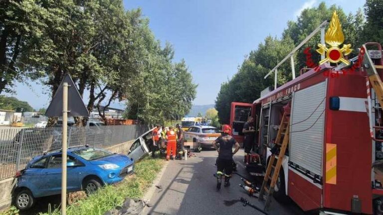 Scontro tra auto a Pietrasanta, conducenti estratti dalle lamiere