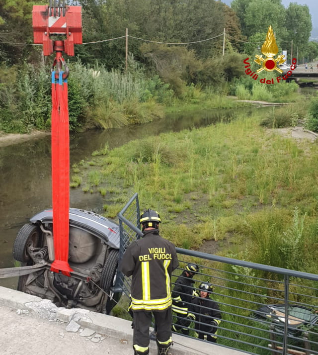 Massa. Auto in bilico sul fosso Magliano, anziano salvato dai vigili del fuoco