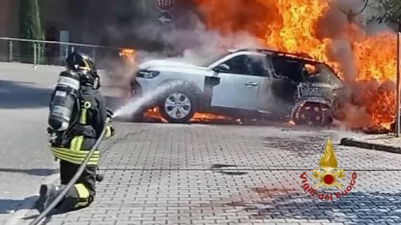 A fuoco due auto nel parcheggio del supermercato Panorama