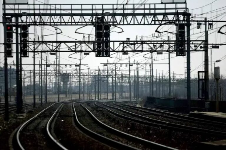 Investito dal treno nella notte a Carrara, muore 74enne
