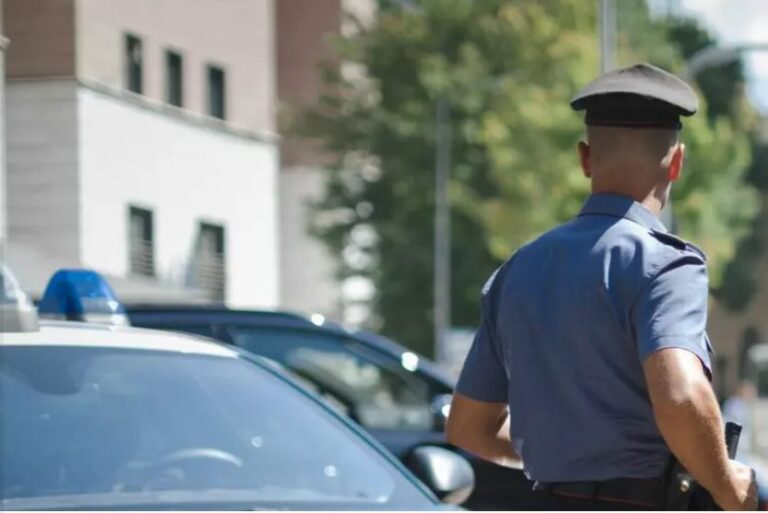 Uomo devasta l’esterno di un circolo Arci a Empoli, gestori si barricano