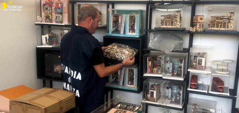 Le Fiamme Gialle sequestrano a Prato oltre 1500 giocattoli contraffatti marca Disney e Sanrio
