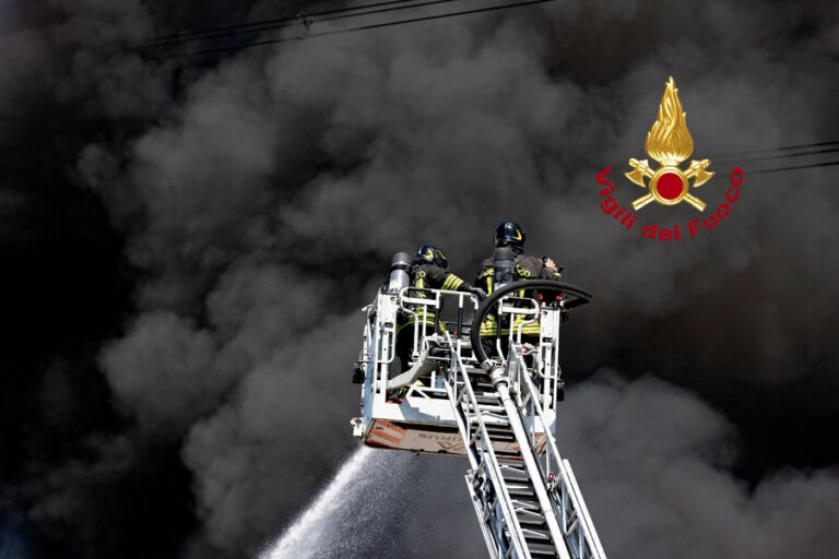 Campi Bisenzio. A fuoco una fabbrica di materiale tessile