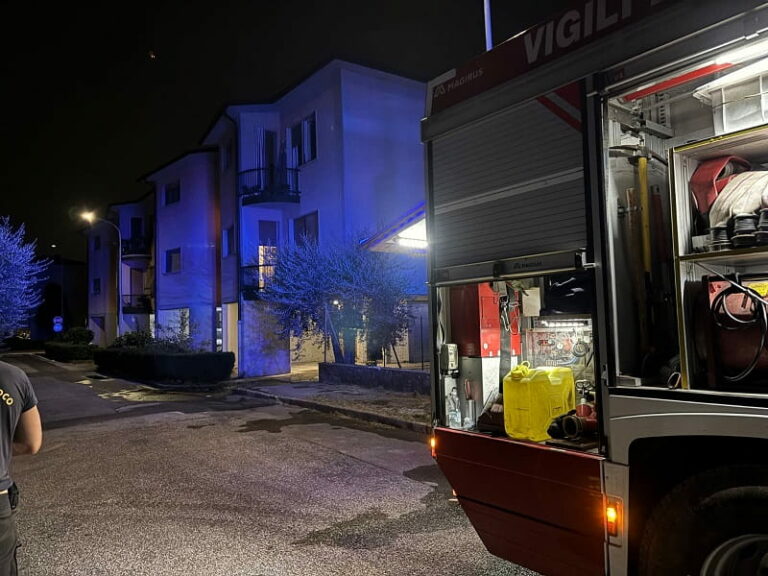 Paura al Villaggio Scornio, a fuoco una lavatrice sul terrazzo e scoppia la caldaia. Scatta la maxiemergenza