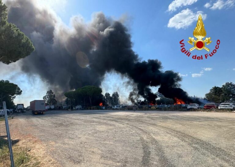 Incendio in una concessionaria auto di Grosseto, distrutte decine di veicoli