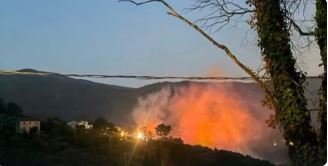 Incendio dal tramonto nei boschi attorno a Iano. Dopo alcune ore le fiamme sotto controllo
