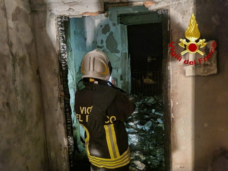 Grosseto, a fuoco un appartamento al terzo piano. In salvo due persone
