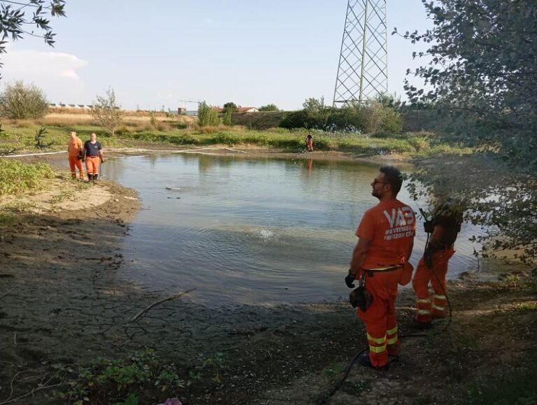 Emergenza caldo: la Vab porta acqua al laghetto in secca di via delle Bolgie a Montemurlo