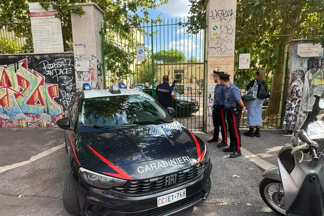 Roma. Studente spruzza dello spray urticante e accoltella l’insegnante
