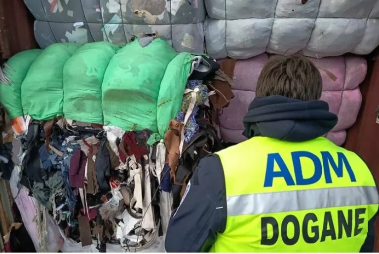 500 tonnellate di rifiuti tessili sequestrati dalle Dogane in porto a Livorno
