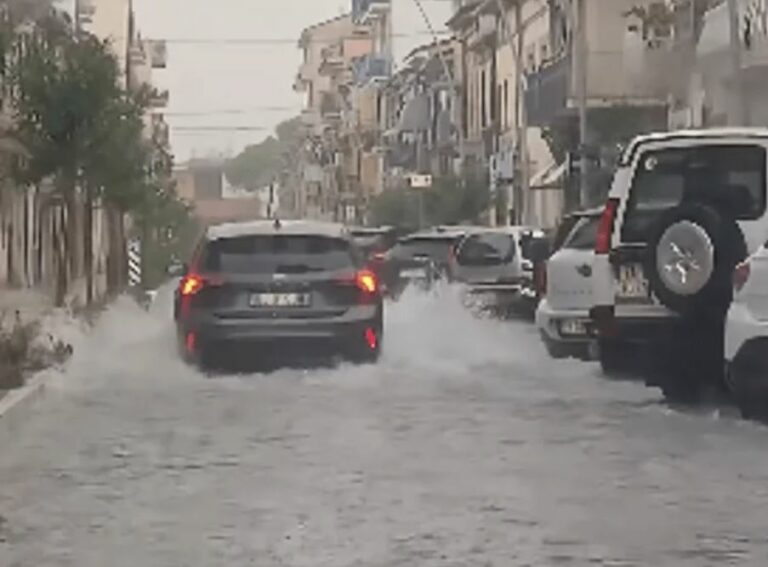 Bomba d’acqua su Empoli: 43 mm in mezz’ora, strade come fiumi. Esteso fino a domani l’allerta giallo