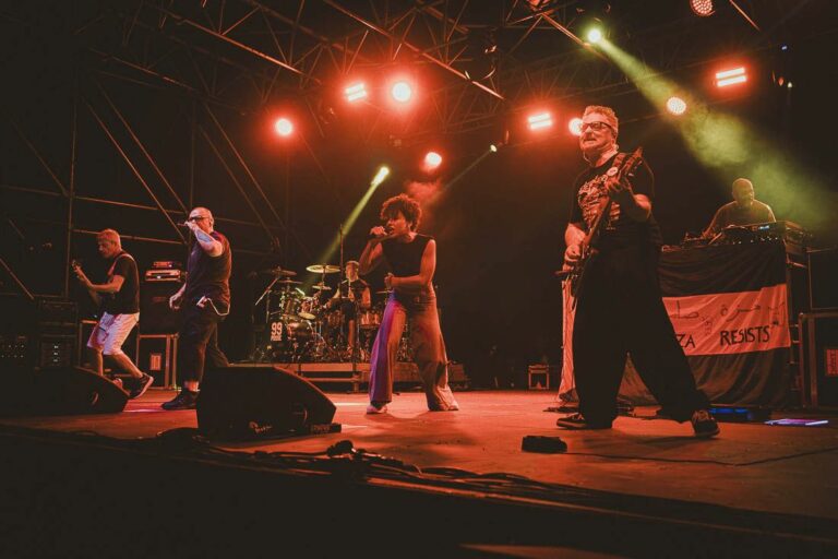 Una piazza che prende voce: i 99 Posse al Festival Liberi Tutti