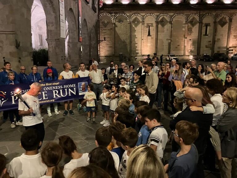 Pistoia per la Pace. Prima tappa in piazza del Duomo della ‘Fiaccola per la Pace’ partita da Roma
