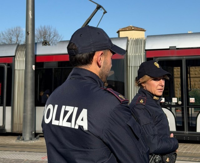 Strappa due catenine dal collo di un giovane: la Pol – Tramvia arresta 28enne