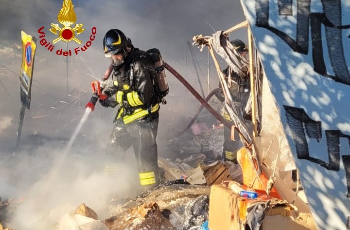 A fuoco un accampamento sotto il Viadotto dell’Indiano