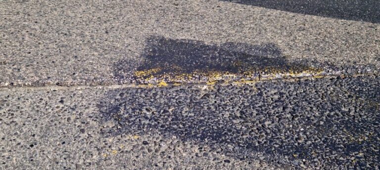 Montalese a Pontenuovo, una strada rifatta male: l’asfalto si stacca creando pericoli