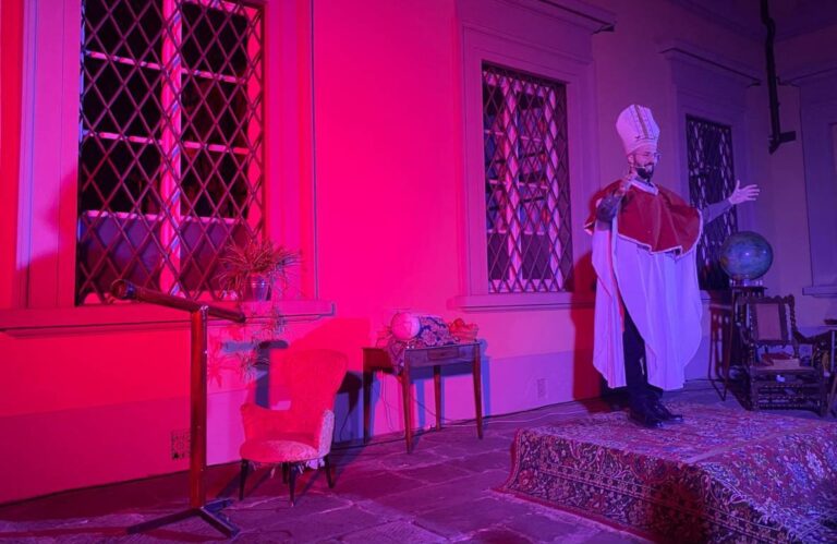 “L’Amor che (non) move il sole”: a Prato il Galileo di Beppe Allocca