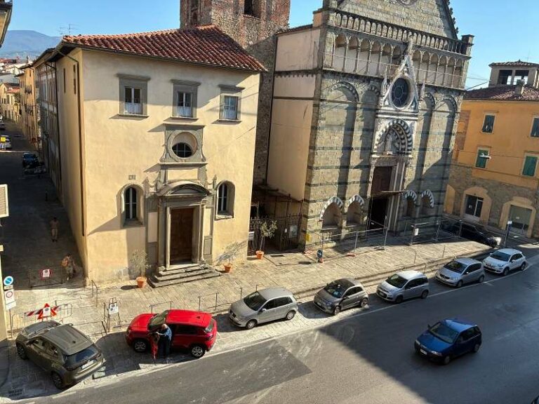Davanti alla chiesa di San Paolo, un divieto di sosta troppo spesso ignorato