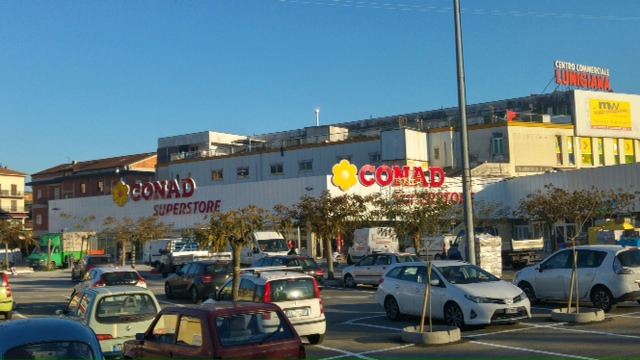 Muore nel parcheggio del supermercato investito da un camion