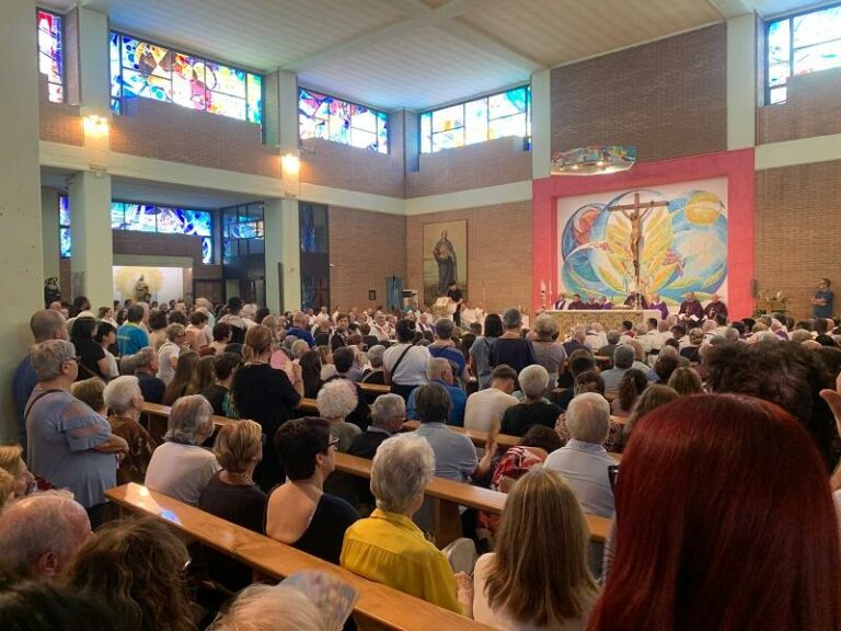 L’intera comunità di Maliseti alle esequie di don Santino Brunetti. L’omelia del Vescovo