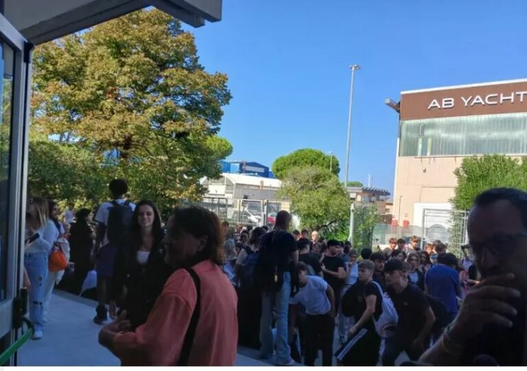Scuola di Viareggio evacuata per un incendio nel giardino