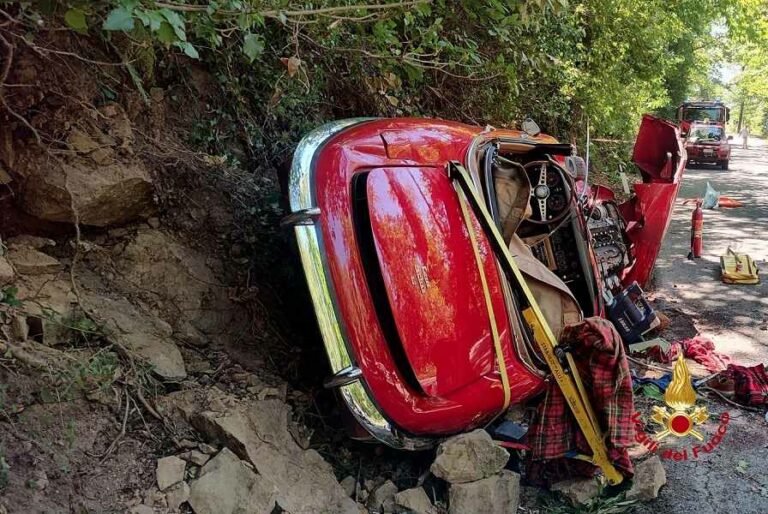 Esce fuori strada durante raduno auto d’epoca, muore 72enne inglese